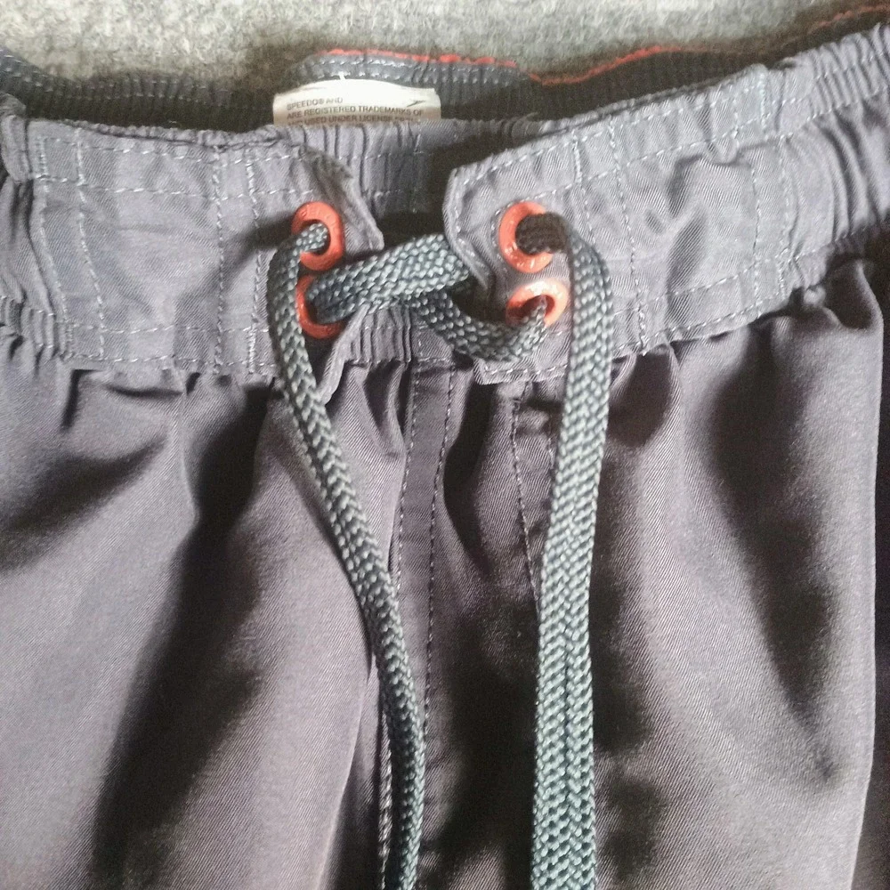 Speedo Men's Size M Swim Trunks Board Shorts Gray Red Drawstring Mesh Lined